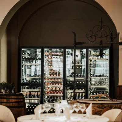 Table-de-restaurant-vue-sur-la-cave-a-vin